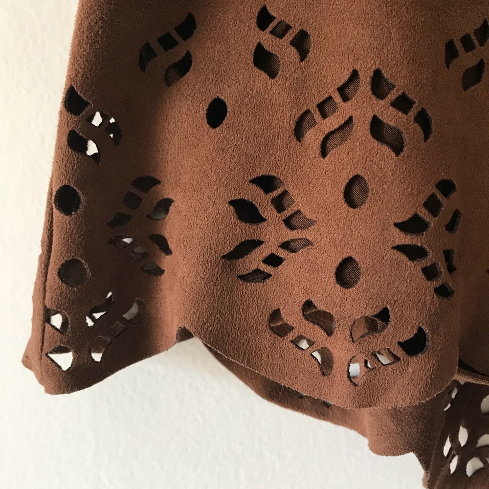 Suede brown shorts with die cut hemline